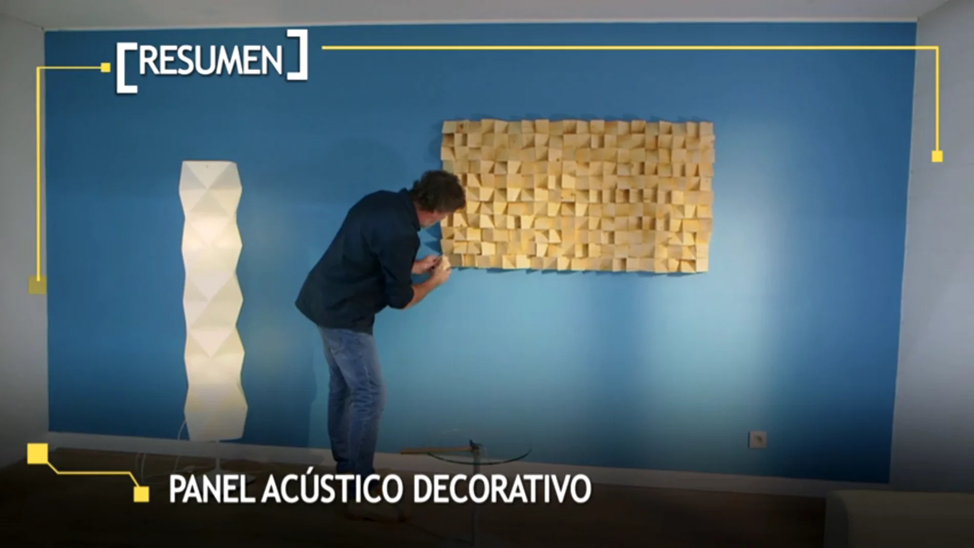 Frame 60.495714 de: Un gran mural de madera transforma un cuarto de estar