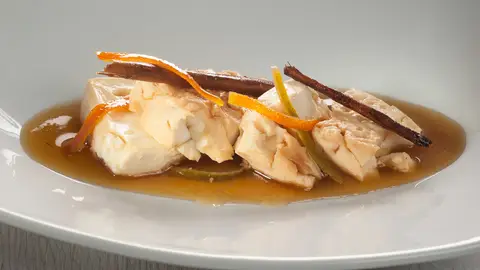 Chongos zamoranos Ingredientes (2 p.): 600 ml. de leche de oveja 150 g. de azúcar 1 naranja 1 limón verde 1 trozo de panela cuajo de farmacia 5 ramitas de canela Elaboración: Disuelve el trozo de panela con un poco de agua en un cazo. Añade dos cáscaras de naranja y una de limón sin la parte blanca, y deja que infusione y reduzca durante unos minutos, hasta obtener una especie de miel. Pon a calentar la leche y el azúcar en una cazuela. Remueve con una varilla para disolver el azúcar. Cuando la leche empiece a soltar vapor, apaga el fuego y vierte 6 gotas de cuajo. Deja que cuaje (unos 20 minutos) y que se temple. Corta la cuajada en cuadrados sin sacarla de la cazuela, clava las ramas de canela y vuelve a ponerla al fuego. Cocínala a fuego bajo hasta que suelte toda el agua y coja un color dorado, unos 40 minutos. Coloca los chongos zamoranos en un plato. Vierte por encima la miel con las cáscaras. Decora con las ramitas de canela. Sirve.