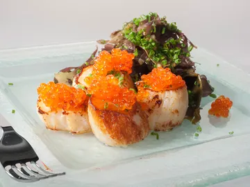 algas y vieiras salteadas algas y vieiras salteadas