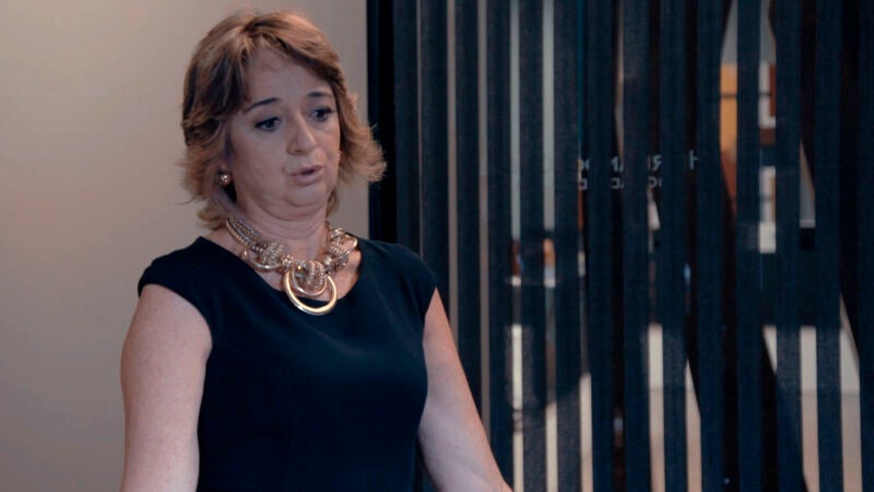 La madre de Julia visita sus oficinas a escondidas