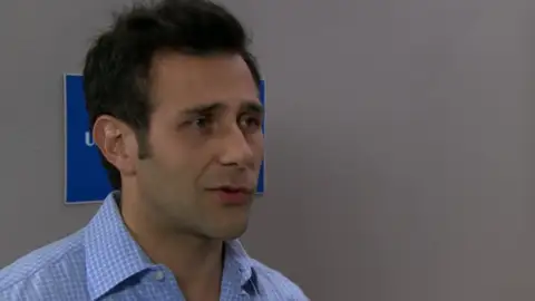 Alonso intenta convencer a Óscar de que no abandone a Karina Alonso intenta convencer a Óscar de que no abandone a Karina