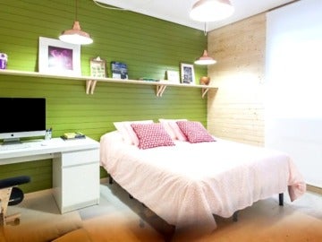 Dormitorio de estilo nórdico con materiales naturales