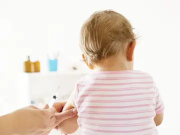 Bebé con una vacuna Bebé con una vacuna