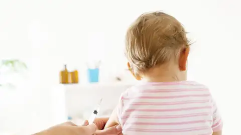 Bebé con una vacuna Bebé con una vacuna