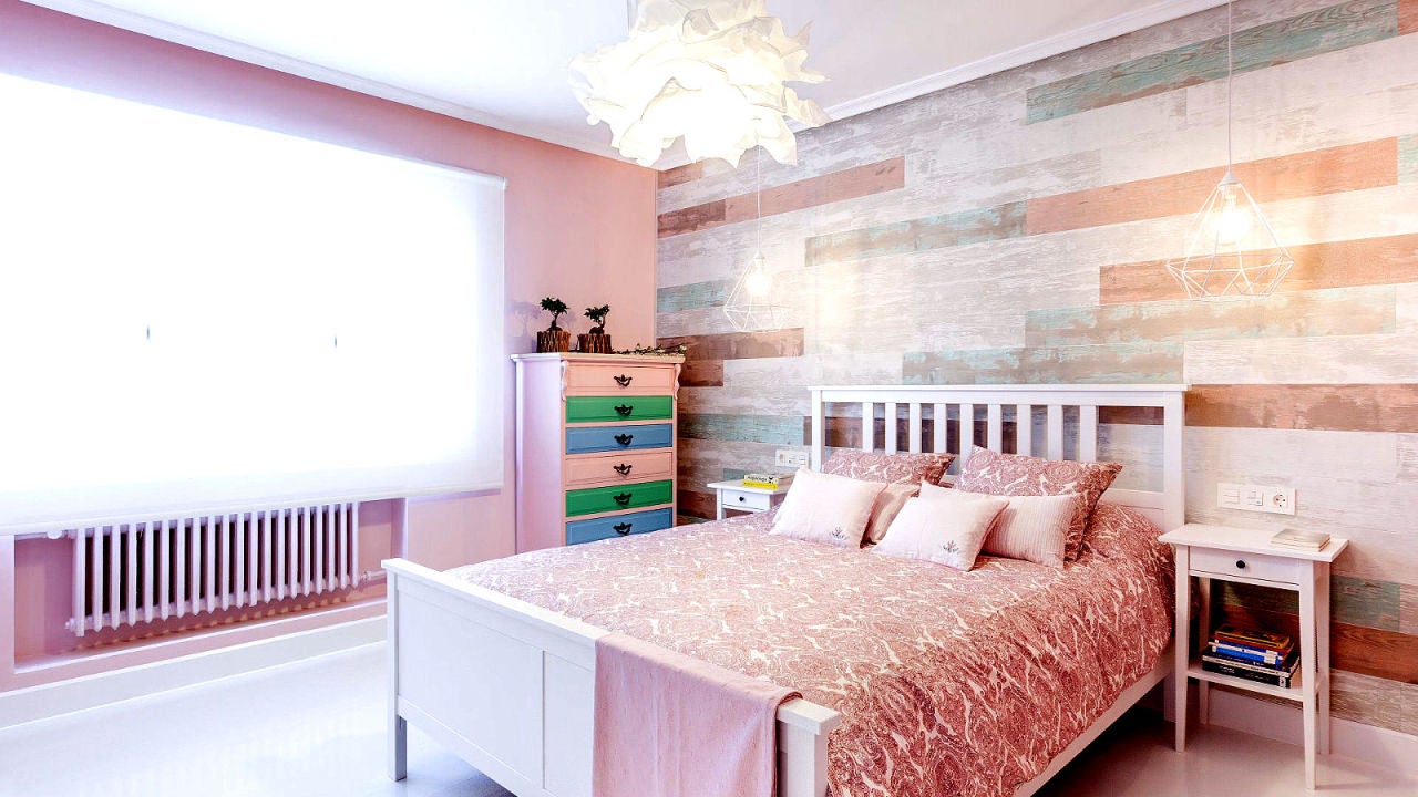 Revestimiento de madera y colores luminosos para la nueva habitación de