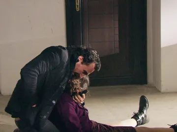 Mustafá escapa de los Yasaran y secuestra a Fatmagül Mustafá escapa de los Yasaran y secuestra a Fatmagül