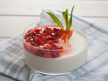 Panacotta con fresas y fruta de la pasión Panacotta con fresas y fruta de la pasión