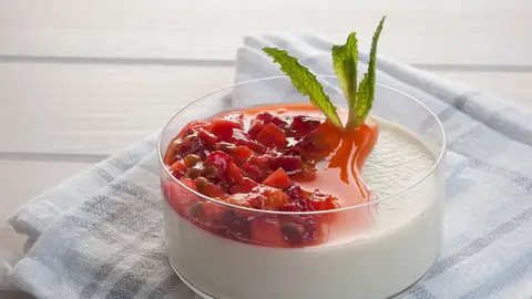 Panacotta con fresas y fruta de la pasión El sabor es ciego