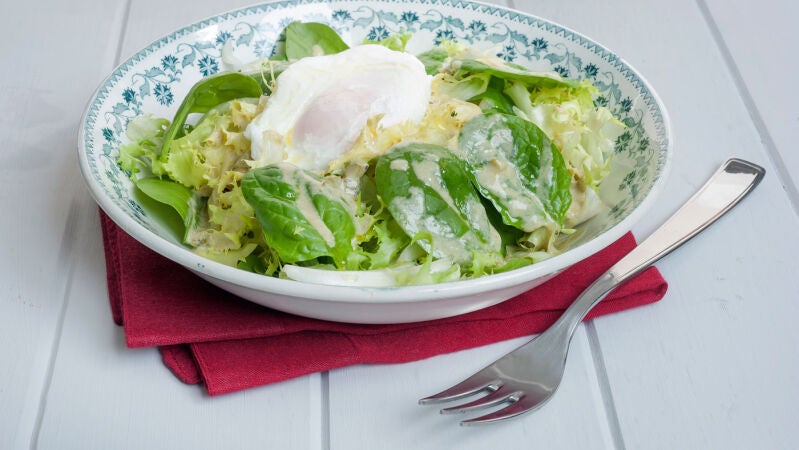 Ensalada con huevo y vinagreta de lata