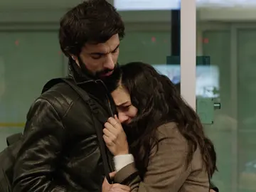 Metin engaña a Elif y no le devuelve a su hermana Nilüfer  Metin engaña a Elif y no le devuelve a su hermana Nilüfer