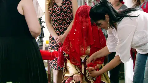 Fatmagül se emociona en la Noche de la Henna Fatmagül se emociona en la Noche de la Henna