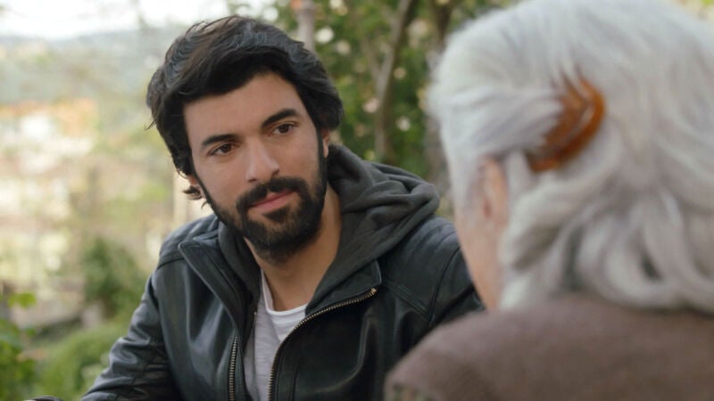 Ömar le confiesa a su madre la verdadera identidad de Elif