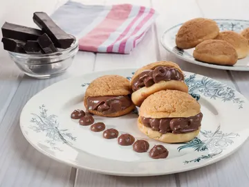 Profiteroles rellenos de chocolate Profiteroles rellenos de chocolate