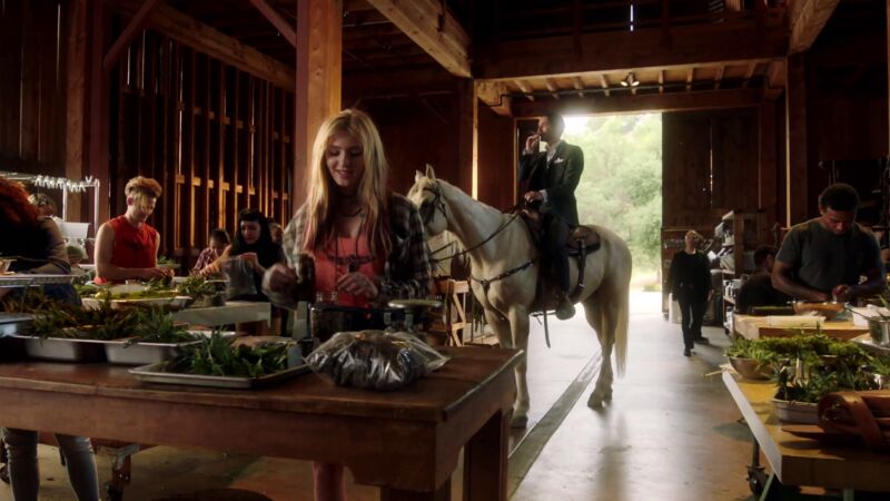 Lucifer enseña a los pequeños delincuentes a traficar