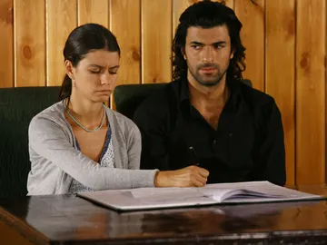 Boda en el juzgado de Fatmagül Boda en el juzgado de Fatmagül
