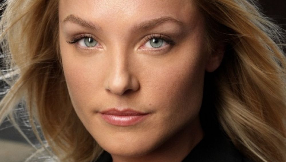 Elisabeth Röhm es Amanda Taylor