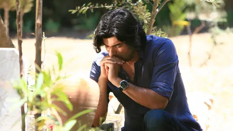 Kerim visita el cementerio para pedir perdón a su madre Kerim visita el cementerio para pedir perdón a su madre