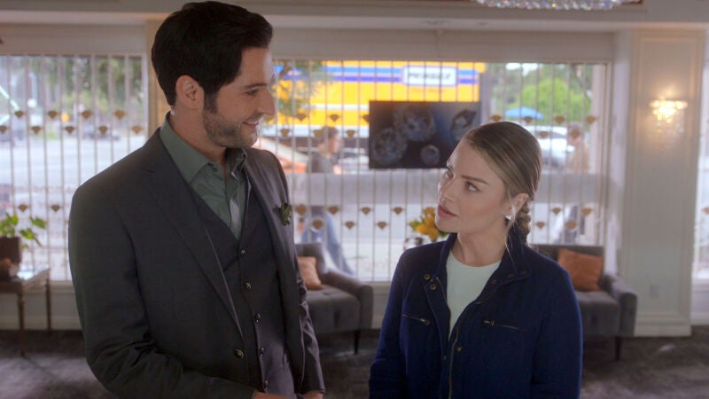 Chloe le monta el 'numerito' a Lucifer en una joyería