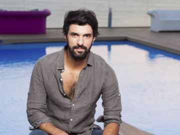 Todos lo conocen porque cosechó grandes éxitos como protagonista de la telenovela 'Fatmagül' o la serie 'Amor de contrabando'. Pero Engin Akyürek es mucho más que un buen actor. En 2004 y con tan solo 23 años alcanzó la fama cuando quedó en primer lugar en el famoso programa 'Estrellas de Turquía'. Pero en ese mismo año Engin se graduó en Ankara realizando sus estudios en Lengua e Historia. Desde sus inicios, su carrera de actor ha ido unida a la de escritor. Prueba de ello son los artículos que ha escrito para Kafasina Göre, una famosa revista de Turquía. En ellos el actor se desnuda y ofrece a los lectores su faceta más literaria. ¿Qué más sorpresas esconde Engin? Todos lo conocen porque cosechó grandes éxitos como protagonista de la telenovela 'Fatmagül' o la serie 'Amor de contrabando'. Pero Engin Akyürek es mucho más que un buen actor. En 2004 y con tan solo 23 años alcanzó la fama cuando quedó en primer lugar en el famoso programa 'Estrellas de Turquía'. Pero en ese mismo año Engin se graduó en Ankara realizando sus estudios en Lengua e Historia. Desde sus inicios, su carrera de actor ha ido unida a la de escritor. Prueba de ello son los artículos que ha escrito para Kafasina Göre, una famosa revista de Turquía. En ellos el actor se desnuda y ofrece a los lectores su faceta más literaria. ¿Qué más sorpresas esconde Engin?