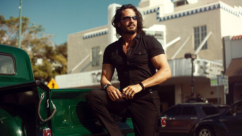 El desnudo de Mario Cimarro que ha levantado pasiones en Instagram