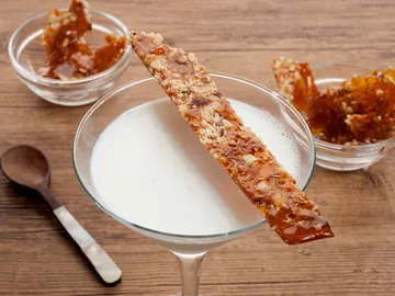 Cuajada con teja de caramelo y avellana Cuajada con teja de caramelo y avellana