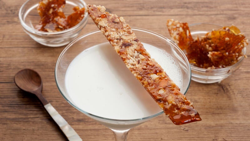 Cuajada con teja de caramelo y avellana