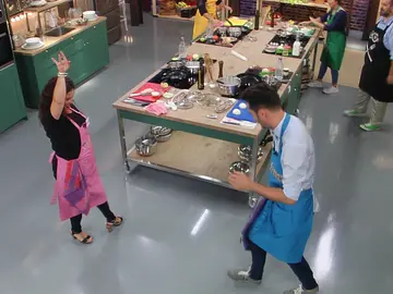 Dos concursantes de 'El sabor es ciego' se arrancan a bailar sevillanas Dos concursantes de 'El sabor es ciego' se arrancan a bailar sevillanas