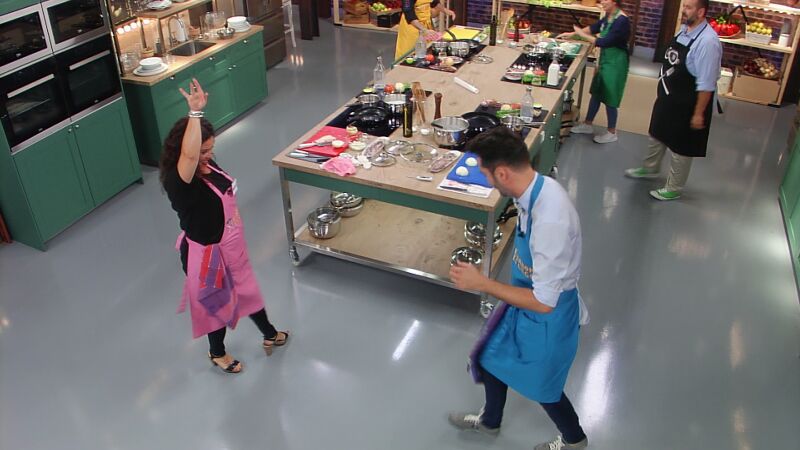 Dos concursantes de 'El sabor es ciego' se arrancan a bailar sevillanas