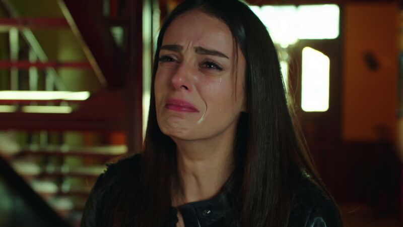 Nilüfer descubre que Fatih le fue infiel con Bahar