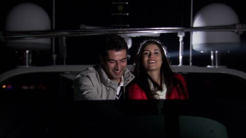 Eysan se divierte navegando con Ezel 