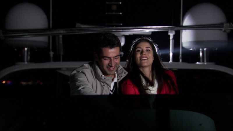 Eysan se divierte navegando con Ezel 