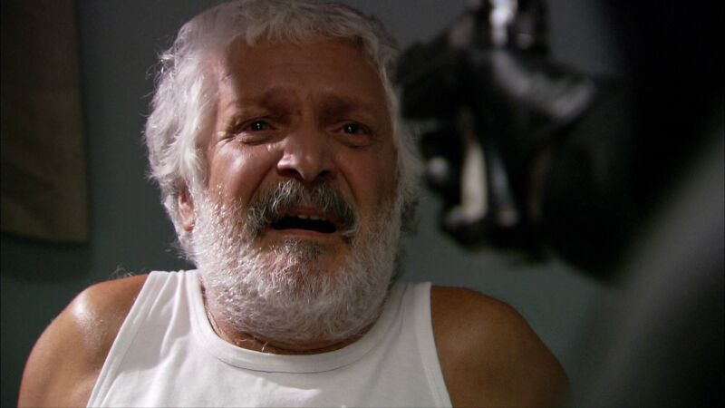 El padre de Eysan, Sedar, está a punto de ser asesinado