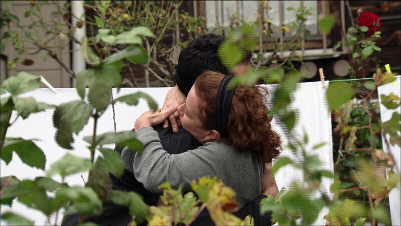 Ömer se reencuentra con su madre y su hermano