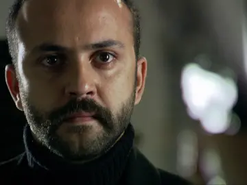 Ali descubre que Tefo le ha traicionado Ali descubre que Tefo le ha traicionado