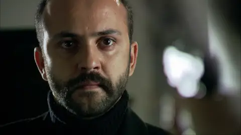 Ali descubre que Tefo le ha traicionado Ali descubre que Tefo le ha traicionado