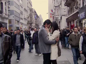 Ezel y Eysan se besan apasionadamente en público Ezel y Eysan se besan apasionadamente en público