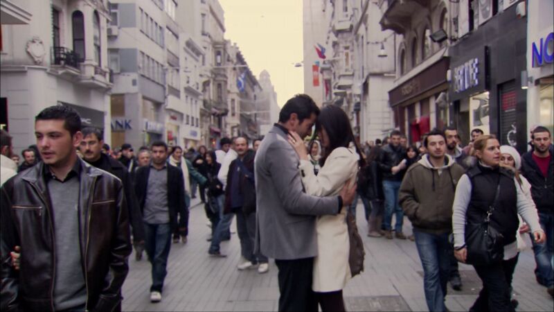 Ezel y Eysan se besan apasionadamente en público