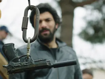 Ömar encuentra el arma que usó Huseyin para matar a Sibel Ömar encuentra el arma que usó Huseyin para matar a Sibel