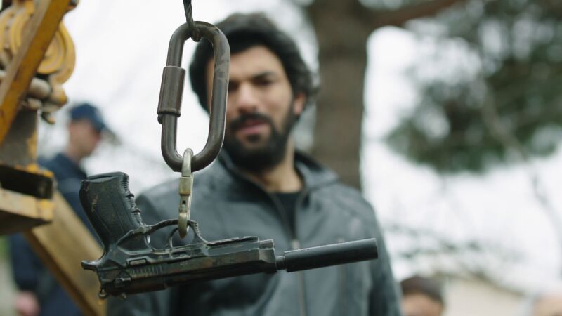Ömar encuentra el arma que usó Huseyin para matar a Sibel