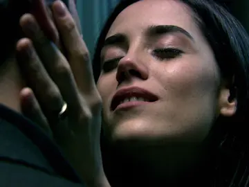 Eysan siente la presencia de Ömer con Ezel Eysan siente la presencia de Ömer con Ezel