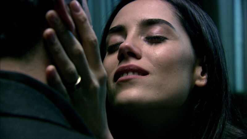 Eysan siente la presencia de Ömer con Ezel