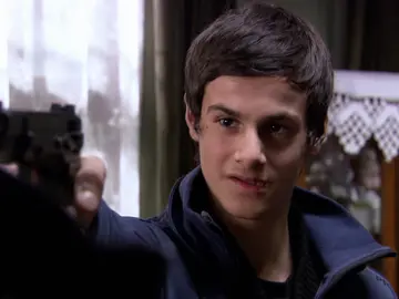 Eren está dispuesto a asesinar a Mert  Eren está dispuesto a asesinar a Mert