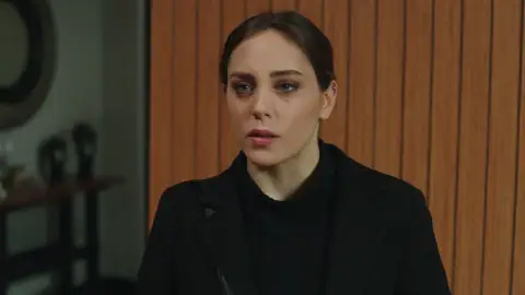Ipek tiene algo muy importante que contarle a Elif Ipek tiene algo muy importante que contarle a Elif