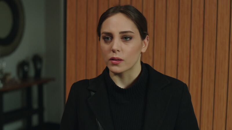 Ipek tiene algo muy importante que contarle a Elif