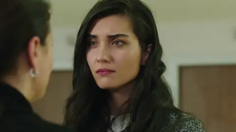 Elif apoya a la familia de Ömar tras el ataque al corazón de su madre Elif apoya a la familia de Ömar tras el ataque al corazón de su madre