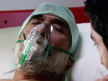 Ezel ve a su padre cuando está a punto de morir Ezel ve a su padre cuando está a punto de morir