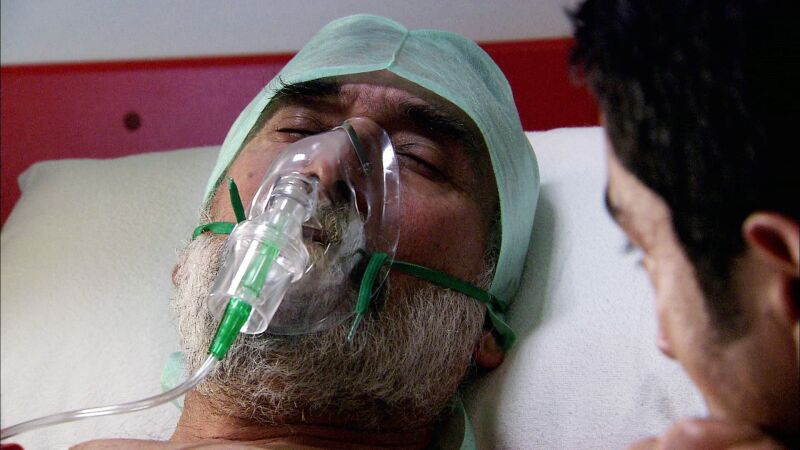 Ezel ve a su padre cuando está a punto de morir