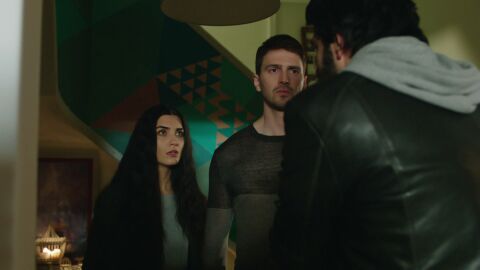 &Ouml;mar descubre a Levent con Elif