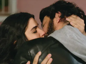 Ömar y Elif se besan Ömar y Elif se besan