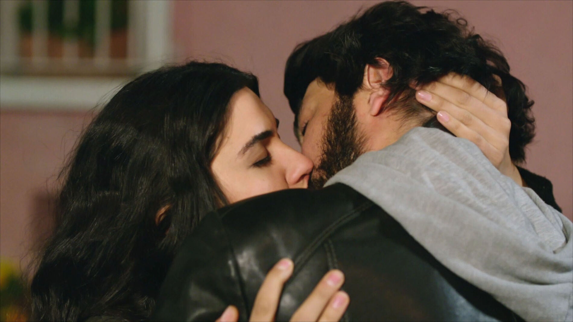 &Ouml;mar y Elif se besan 